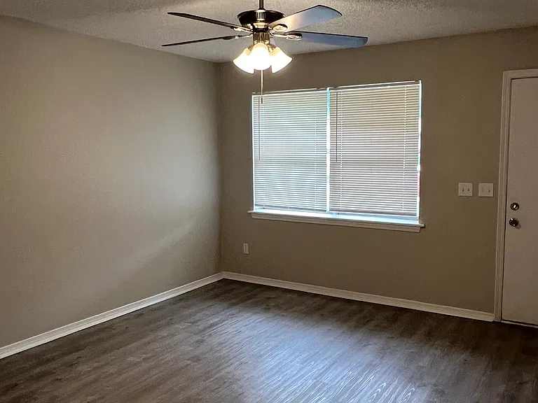 513 Redwood Dr — Photo 4