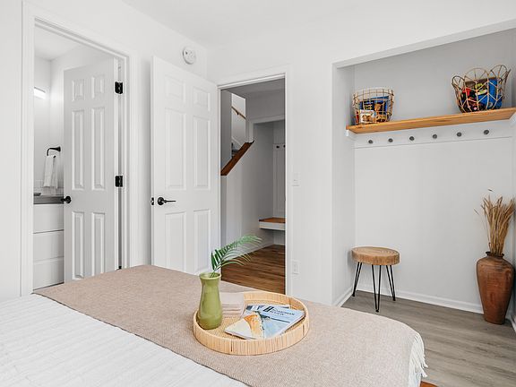 5th image of 526 Barlow St