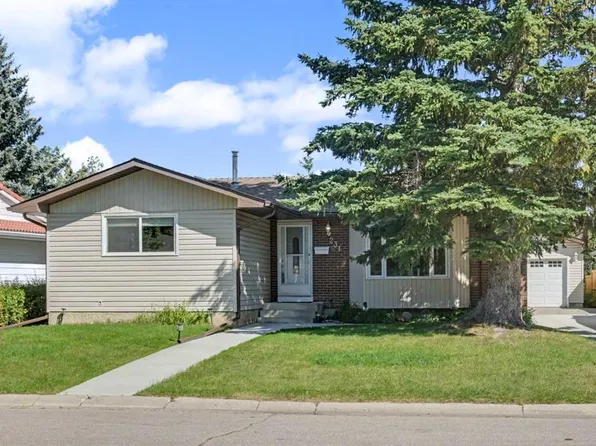 231 W Cedarille Grn SW, Calgary, AB T2W 2H3