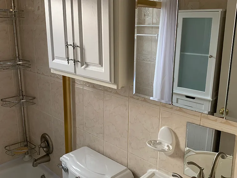 Upstairs full bathroom