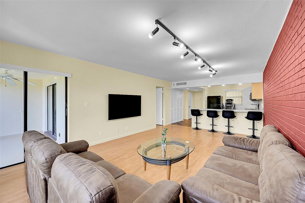 2304 S Cypress Bend Dr APT 512, photo 6
