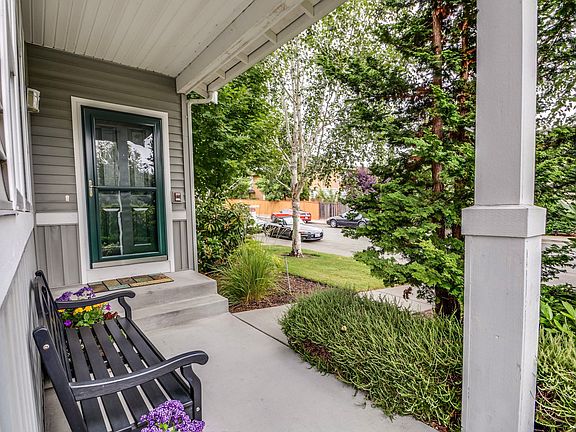 4th image of 827 233rd Ave NE