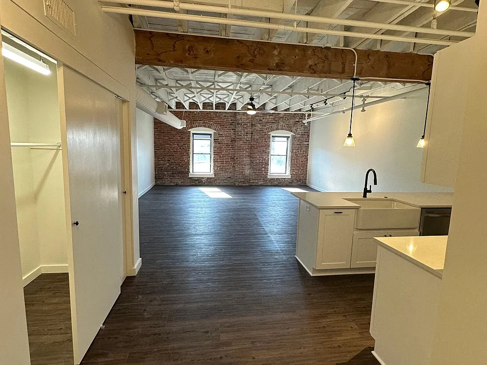 116 W 3rd St #304