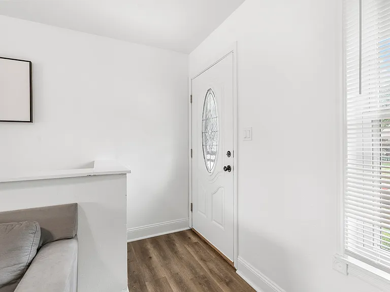 803 Matthews Dr — Photo 7