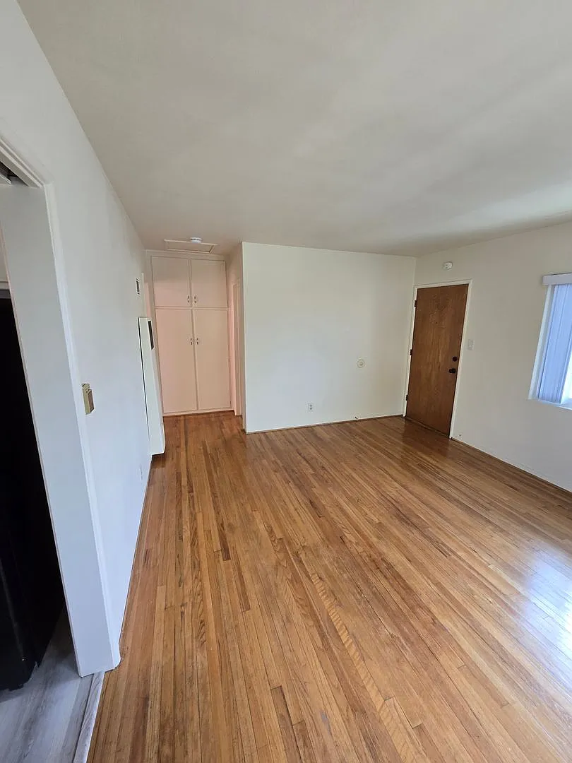 500-502 E Cypress Ave — Photo 4