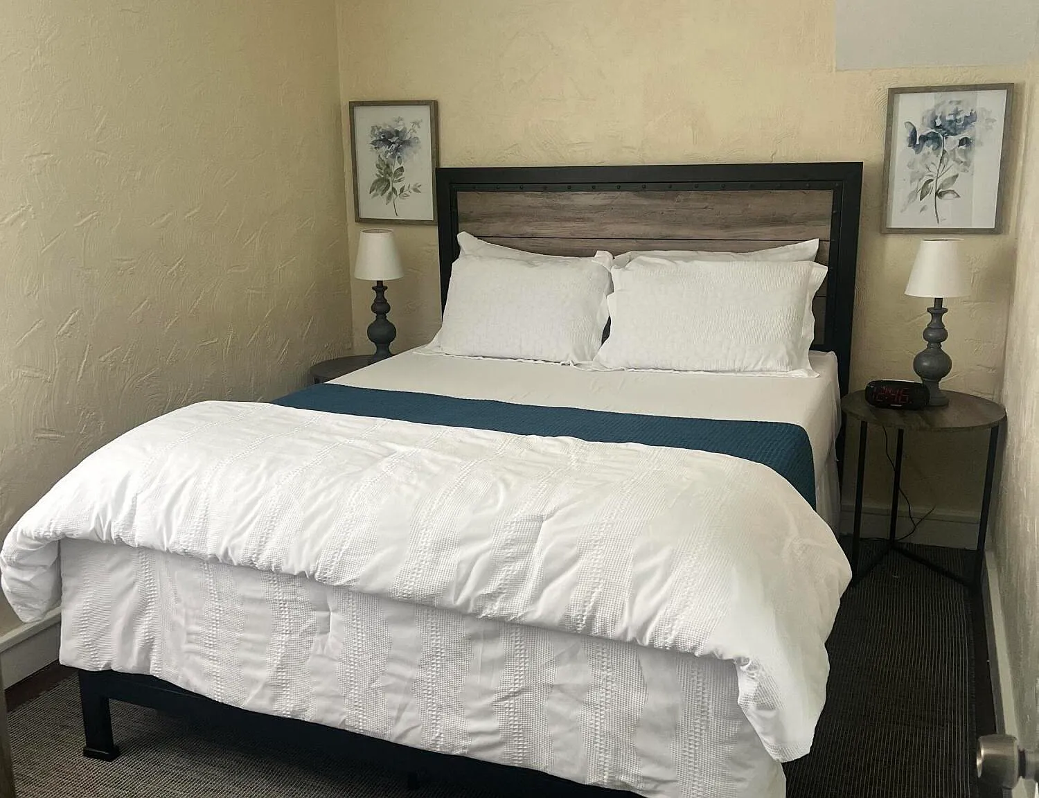 3 bed, 1.0 bath, 1094 sqft, $3,000 — Photo 3