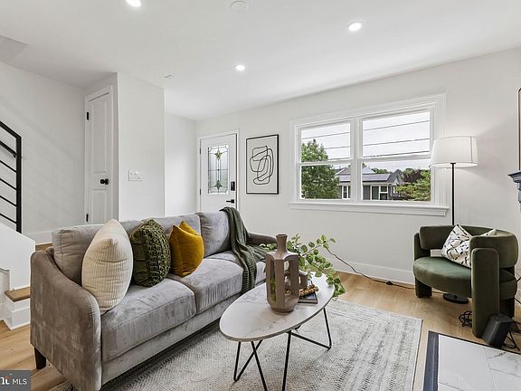 2nd image of 4620 Hanna Pl SE