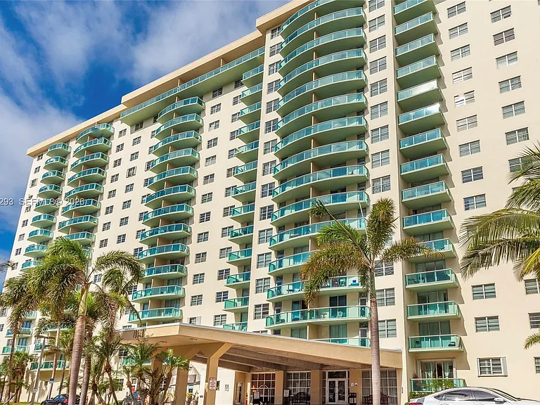 19390 Collins Ave #17 — Photo 35