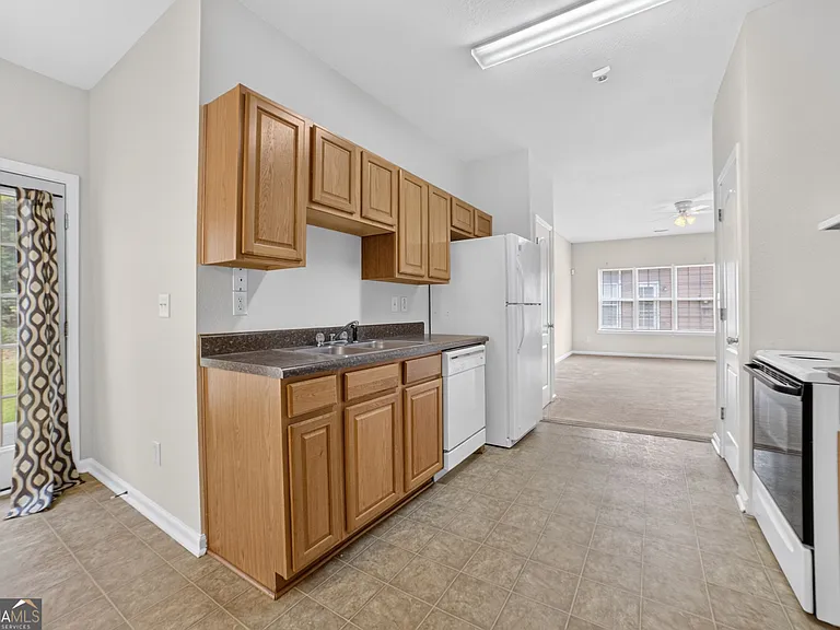 636 Oakland Hills Dr — Photo 9