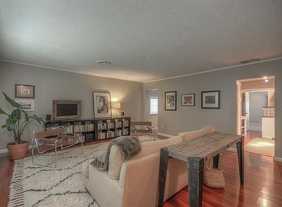 2nd image of 3824 Oaklawn Dr