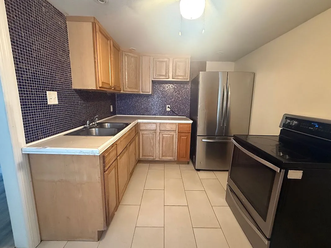 329 Pine Ave — Photo 3