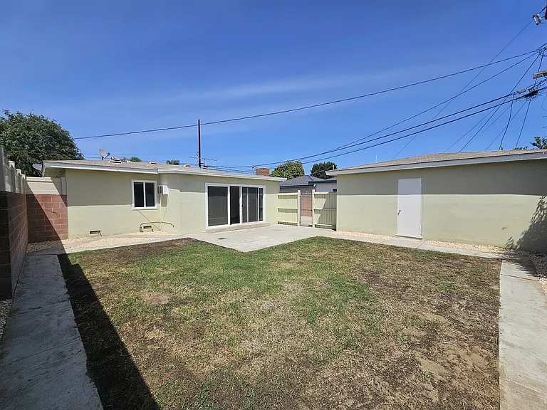 8552 Devenir Ave — Photo 2