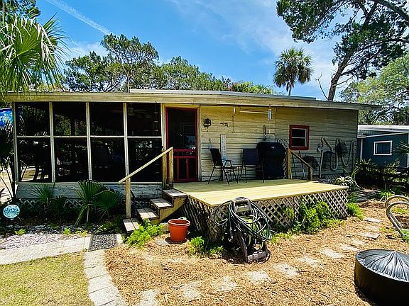 Side deck, grill area