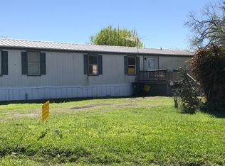 512 Refugio St, Runge, TX 78151