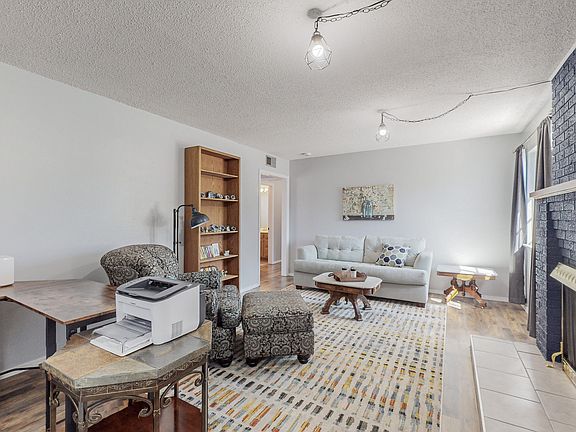 3rd image of 8905 La Barranca Ave NE