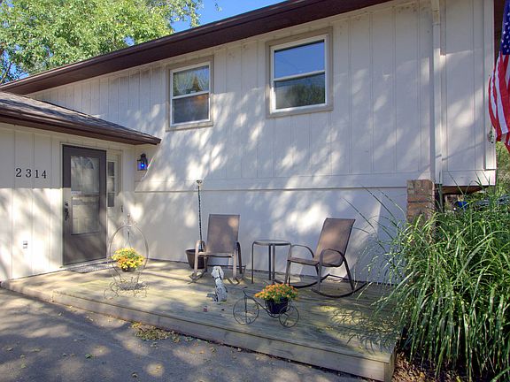 Front patio to greet friends