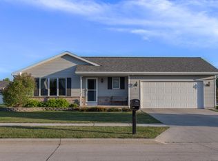 337 Woodridge Pl, Manitowoc, WI 54220
