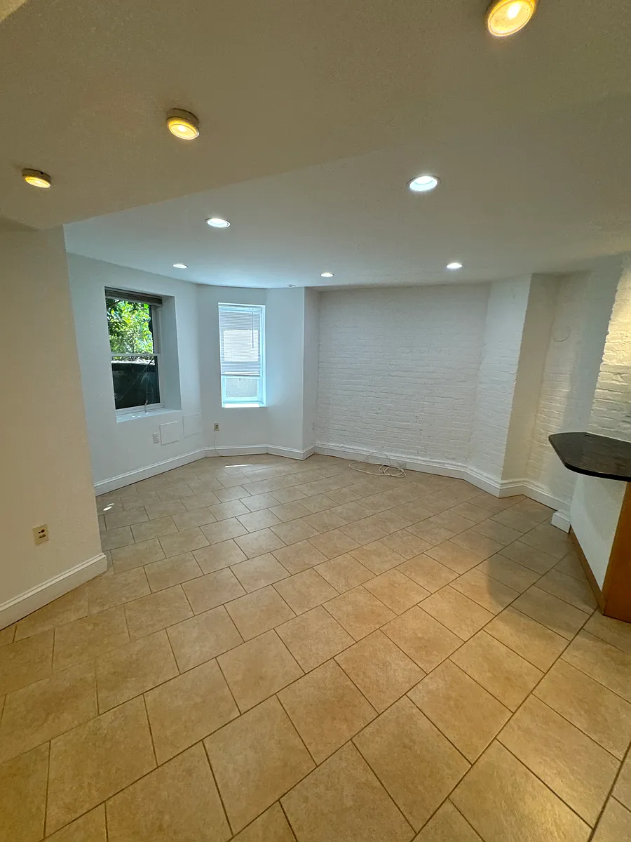 Building Photo - 672 Maryland Ave NE #A