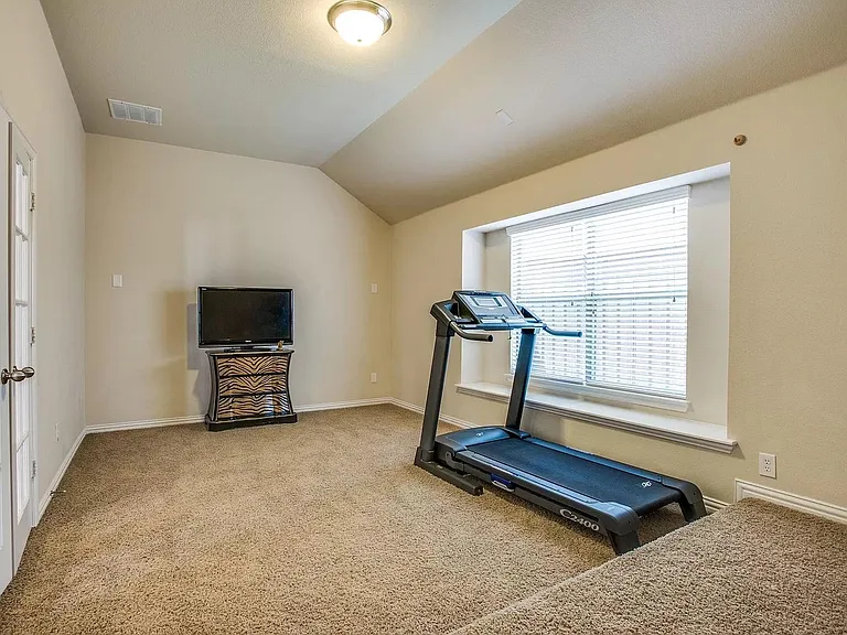 7772 Ivanhoe Dr — Photo 16