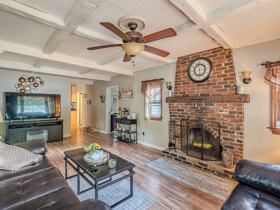 3rd image of 34 Eaton St