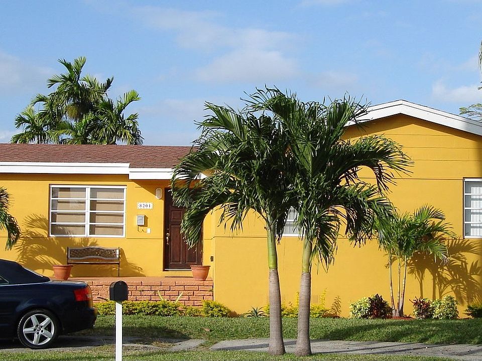 Large, corner lot 4bed/3ba single family home