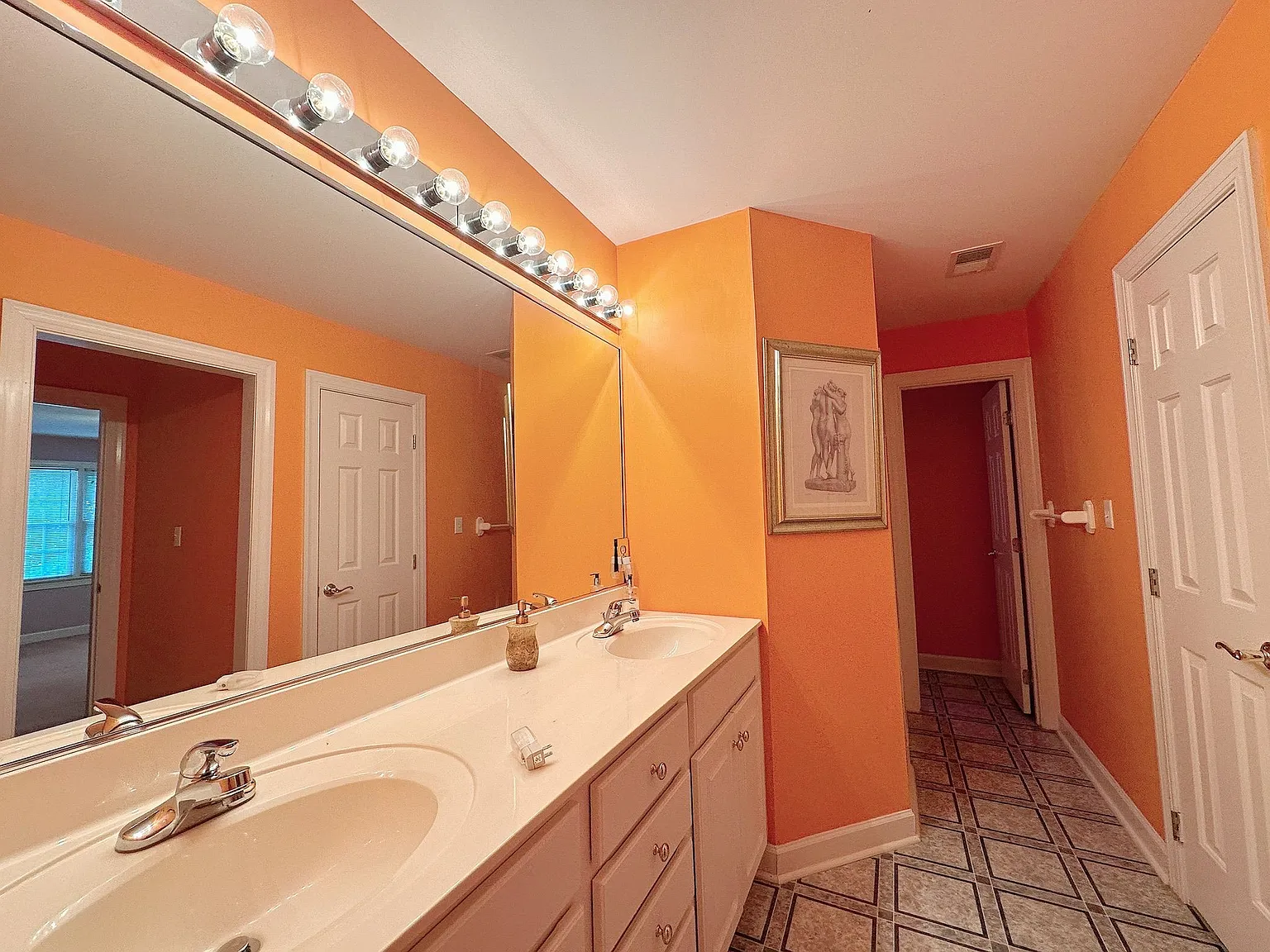4 bed, 3500 sqft, $690 — Photo 2
