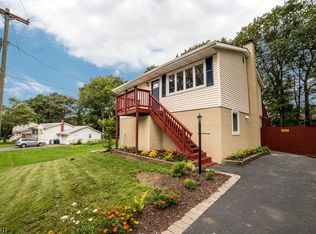 11 Carteret Rd, Hopatcong, NJ 07843