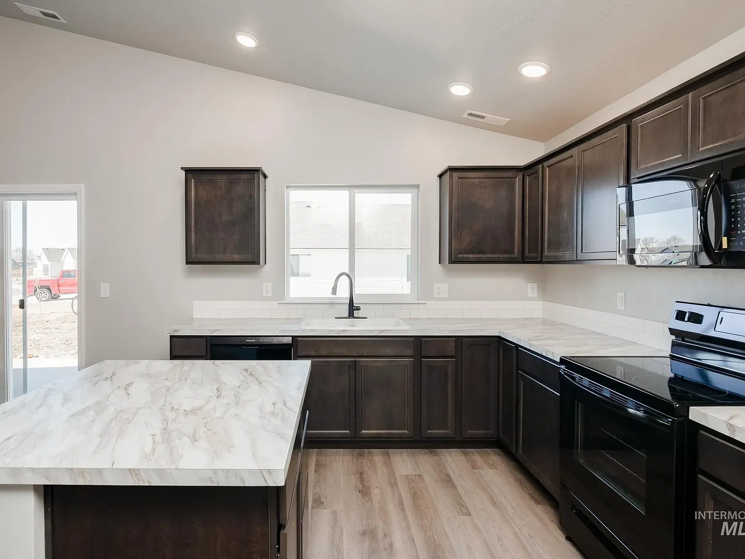 4 bed, 2100 sqft, $2,800 — Photo 4