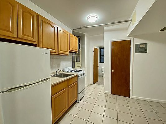 2nd image of 206 E 10th St #B1