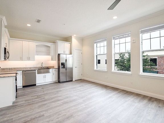 4th image of 109 S Boyd St #201
