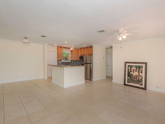 4th image of 901 SE 14th Dr
