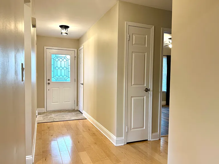 395 Glastonbury Ln — Photo 6
