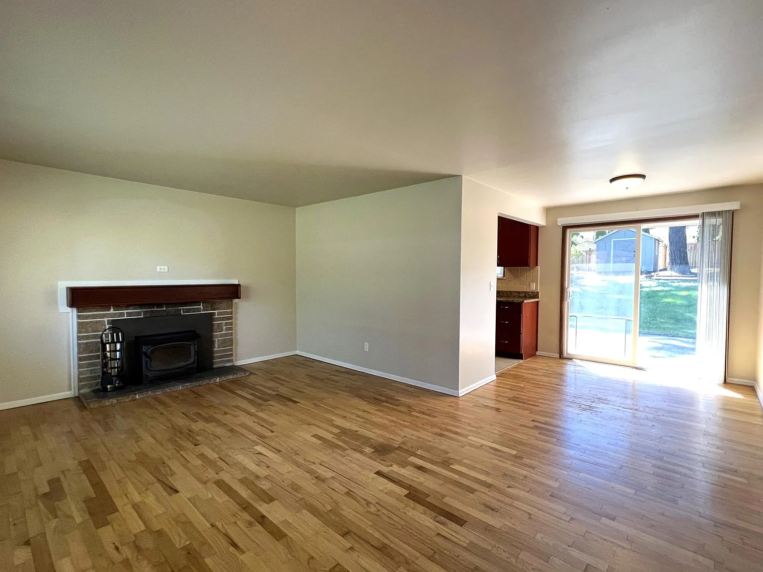 3 bed, 1080 sqft, $3,250 — Photo 3