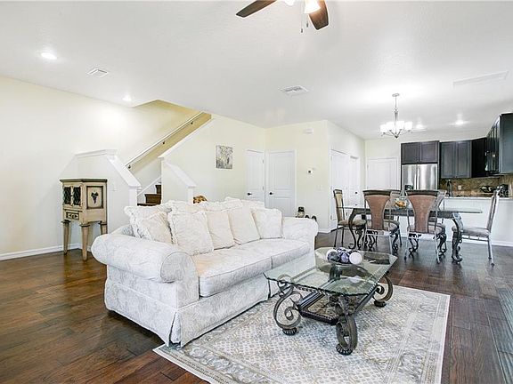 3rd image of 515 Sunbranch Ln
