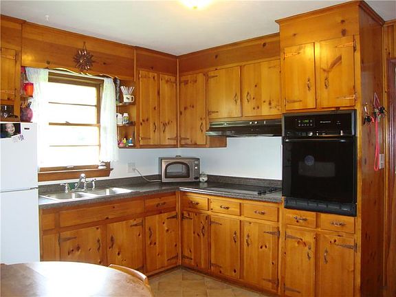 3rd image of 825 Pinecrest Ave