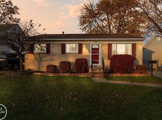 23015 Hoffman St, Saint Clair Shores, MI 48082