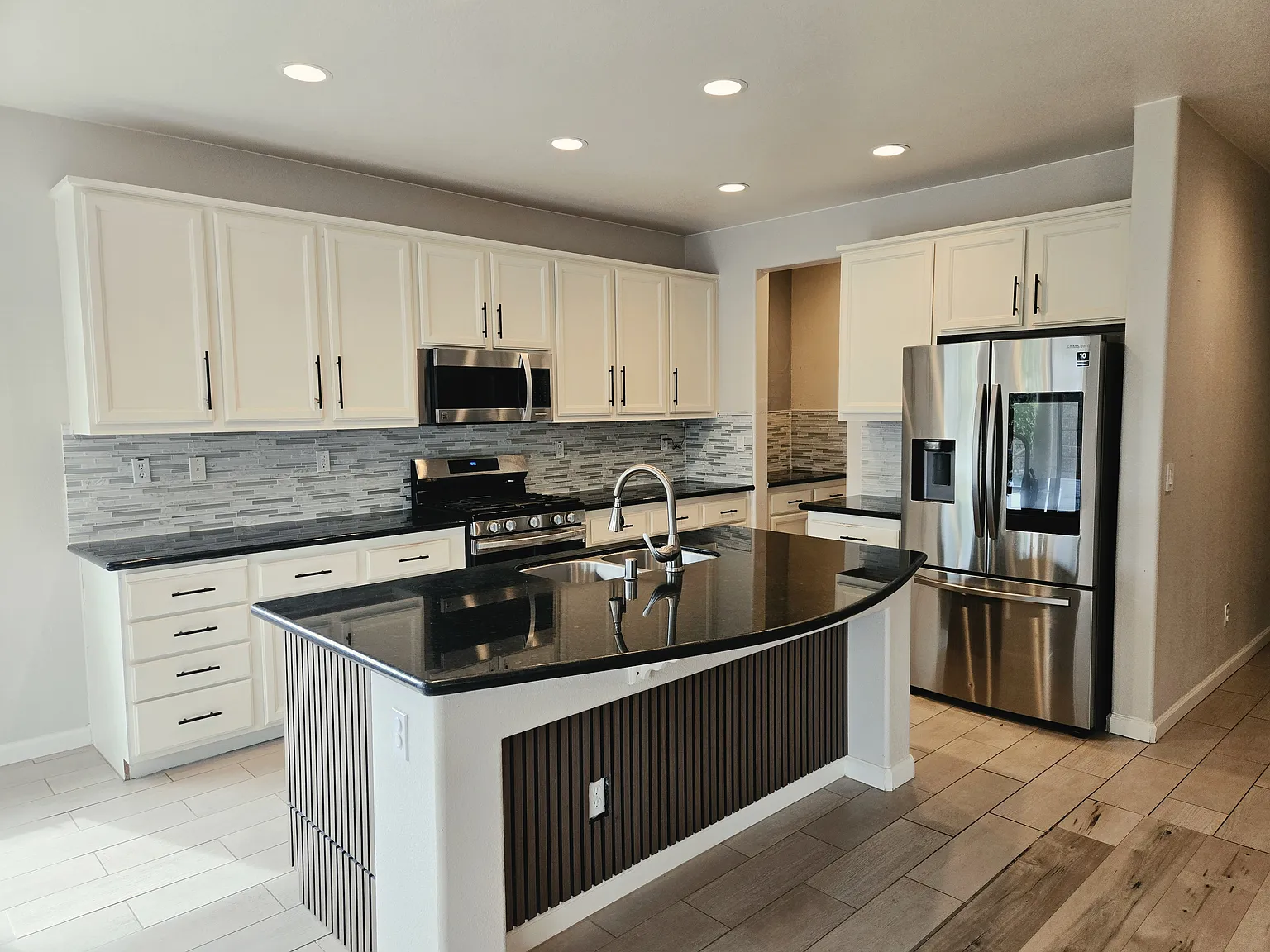 3 bed, 1916 sqft, $2,900 — Photo 1