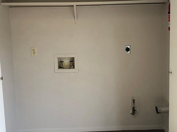 Utility closet, gas dryer hookups