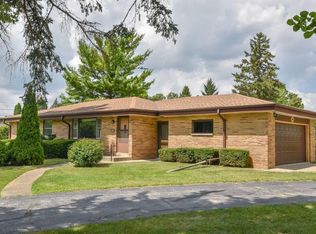 15610 Brookhill Dr, Brookfield, WI 53005