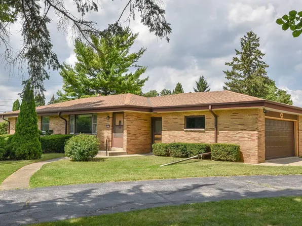 15610 Brookhill DRIVE, Brookfield, WI 53005