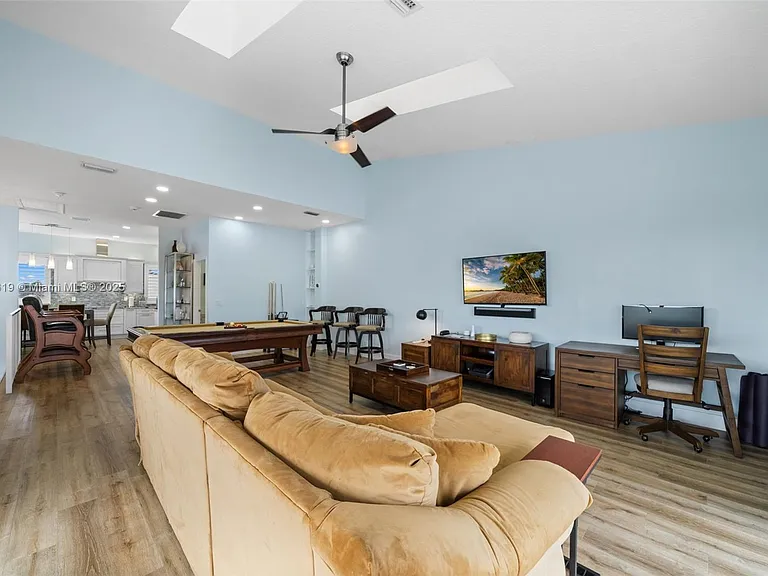 311 N Surf Rd — Photo 41