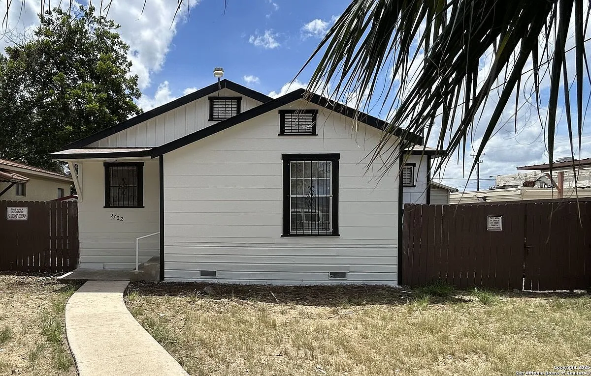2 bed, 1.0 bath, 833 sqft, $1,250 — Photo 1