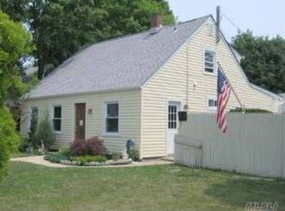 93 Schoolhouse Rd, Levittown, NY 11756