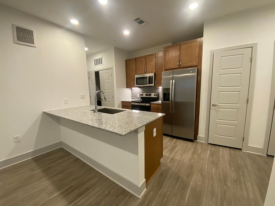 1st image of 204 N Brushy St