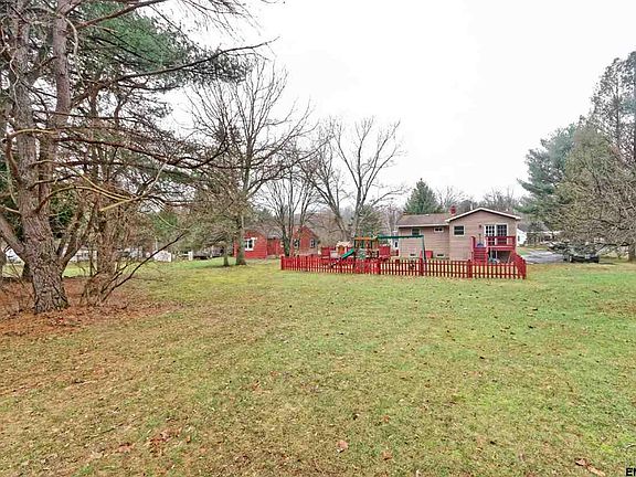 3rd image of 42 Cynthia Ln