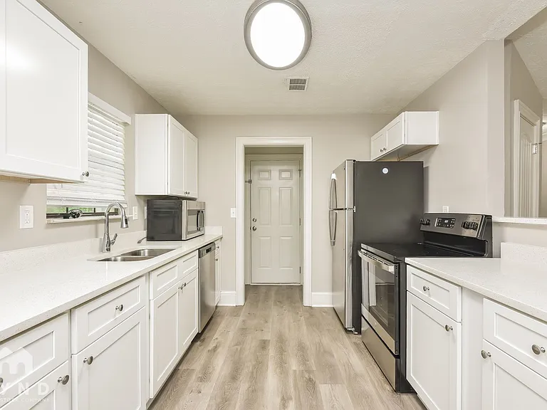 151 Adrian Dr — Photo 2