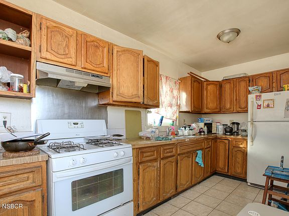 5th image of 313 N Benwiley Ave