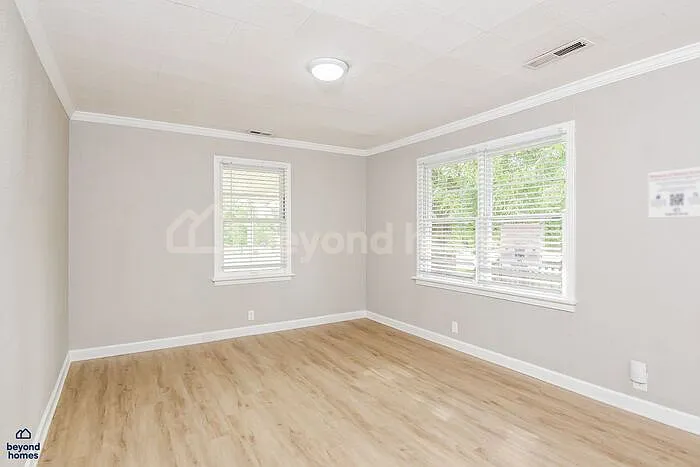 935 James Ave — Photo 11