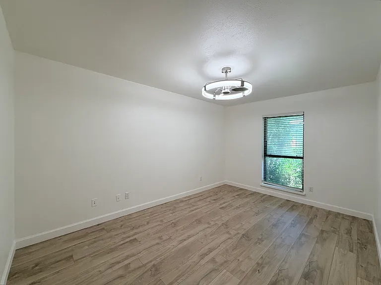 9110 Millwood Dr — Photo 12