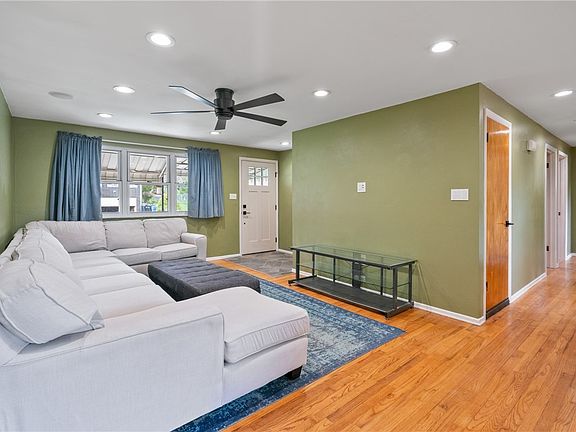 3rd image of 13680 Harriet Dr